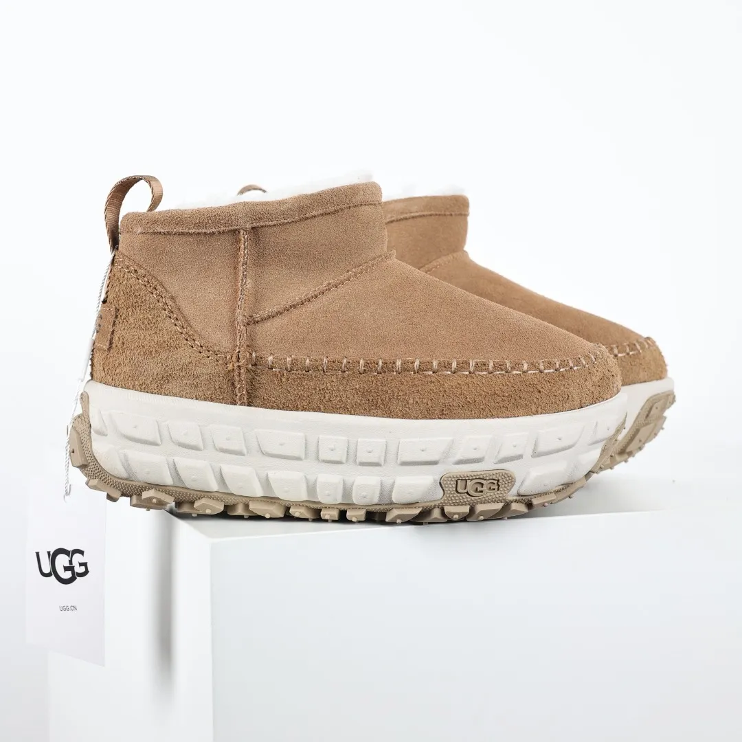 Pick up locally 💰700 Core recommendation Good price It is a very suitable choice for keeping warm in winter and at home. In recent years, uug has launched a series of styles, which are partially geared towards the preferences of young consumers and have also moved to the forefront of fashion trends. Shoe body material Water-repellent coated suede upper 17mm UGGPURE™ implanted wool insole Lightweight non-slip comfortable rubber outsole With brand LOGO trademark Comes with a full set of packaging Size: 35 36 37 38 39 40